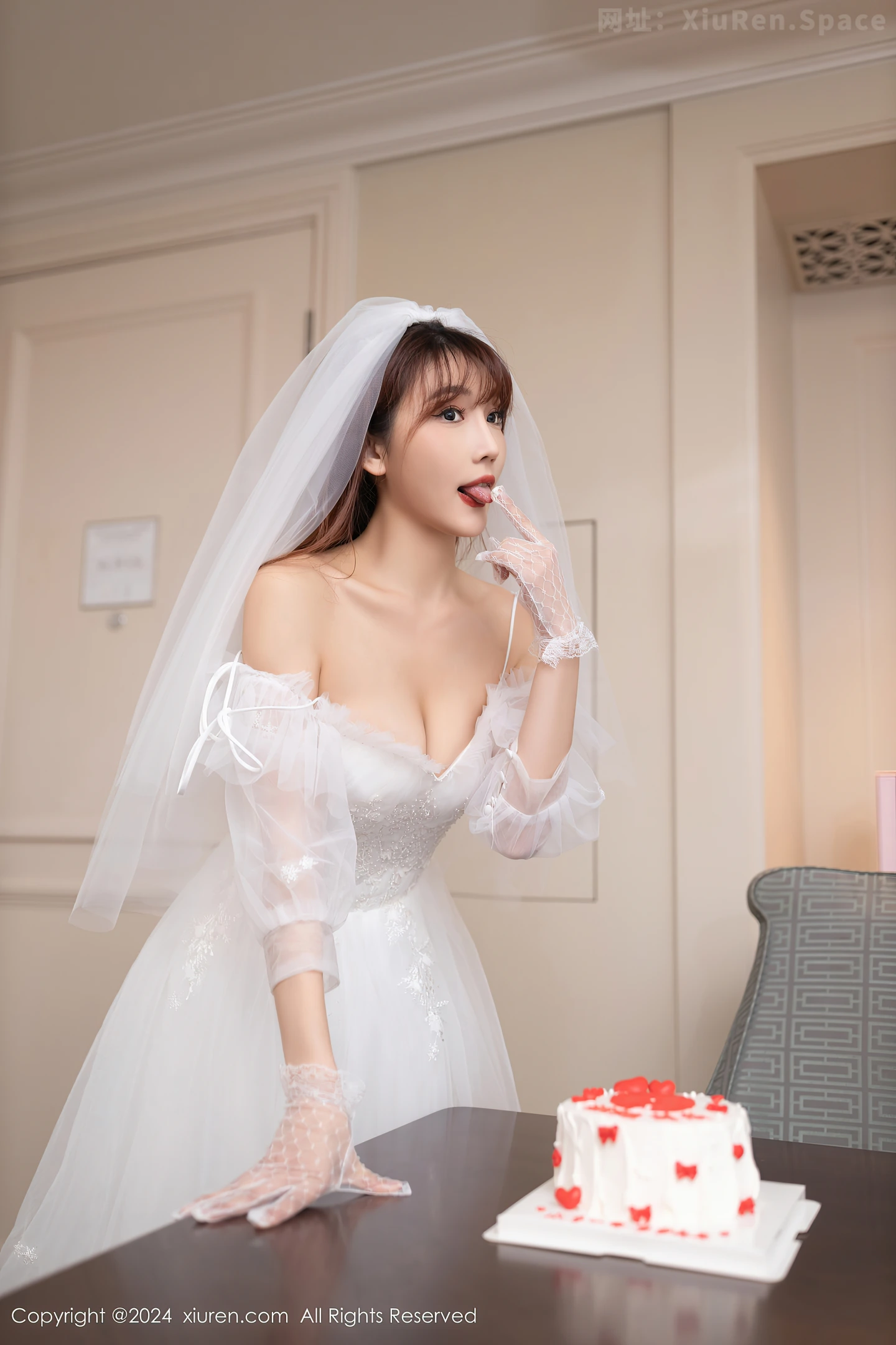 图片[6]-[XiuRen秀人网]VOL.8418 模特陆萱萱性感白色婚纱配超薄肉丝半脱秀惹火身材撩人诱惑写真80P-秀人网官方网站